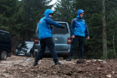 Kurtarma adam yardım ip ile arazi üzerinde