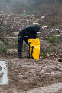 Kurtarma adam yardım ip ile arazi üzerinde