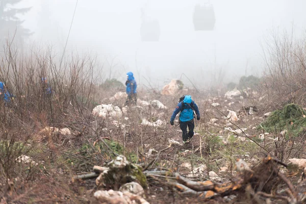 Rescue Man aide sur terre avec de la corde — Photo