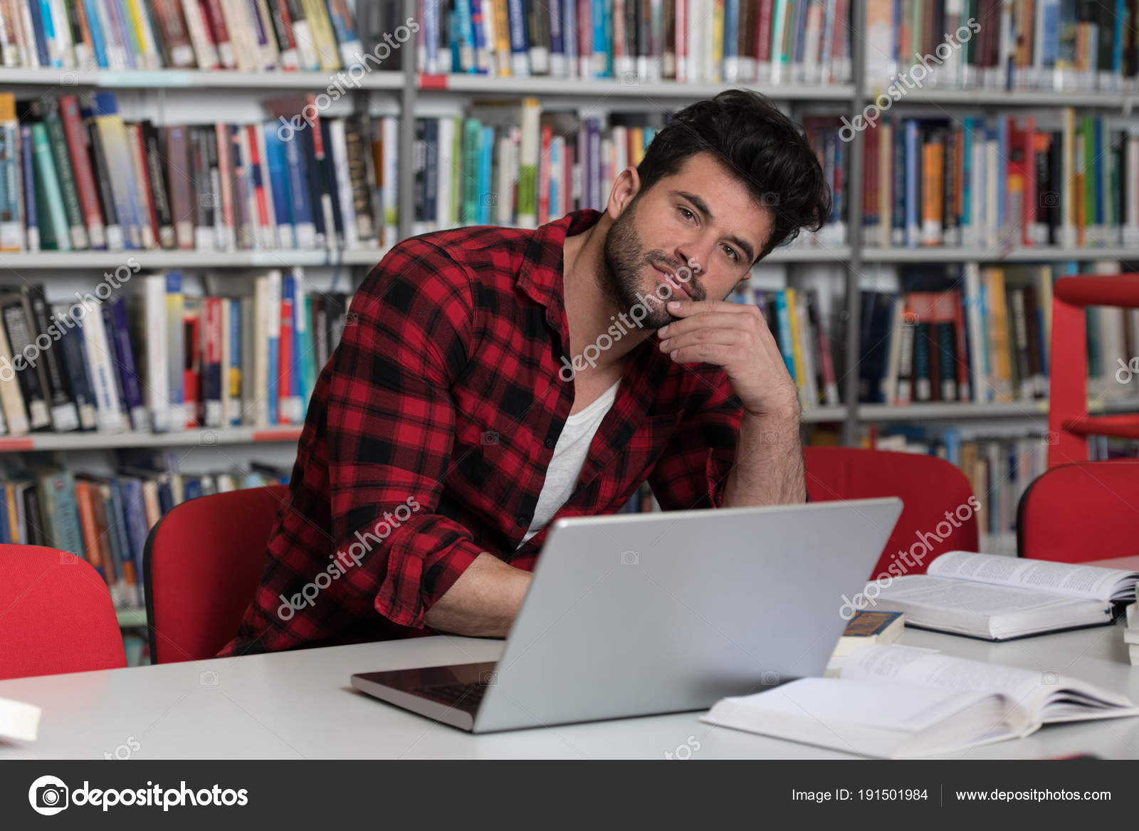 Gestresster Student Macht Seine Hausaufgaben Am Schreibtisch Stockfotografie Lizenzfreie Fotos C Ibrak 191501984 Depositphotos