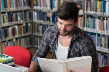 Yakışıklı üniversite öğrencisi bir Kitaplığı'nda