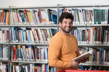 Bir üniversite öğrencisi Kütüphanesi'nde portresi