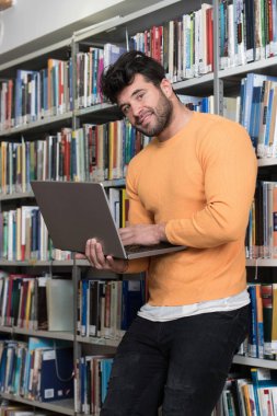 Bilgisayarda çalışan mutlu adam.