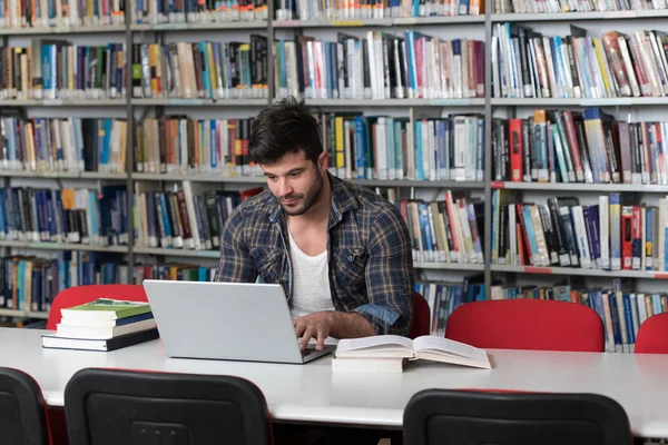 Aprendizaje del estudiante en biblioteca — Foto de Stock