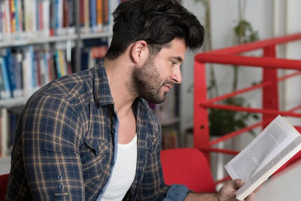 Aprendizaje del estudiante en biblioteca —  Fotos de Stock