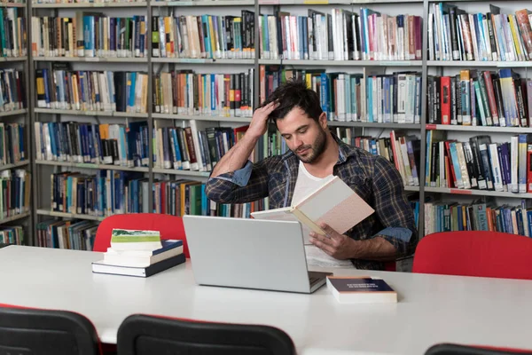 Studente universitario maschile stressato per i suoi compiti — Foto Stock