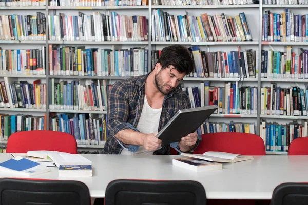 Male College Student benadrukt over zijn huiswerk — Stockfoto