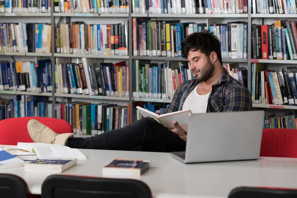 Studente che studia al college — Foto Stock