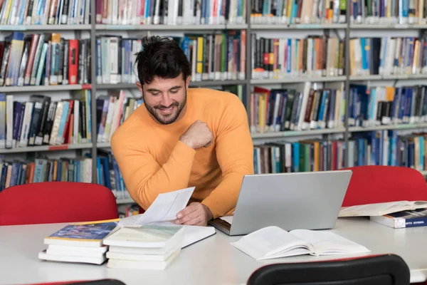 Student Learning in Library — Stock Photo, Image