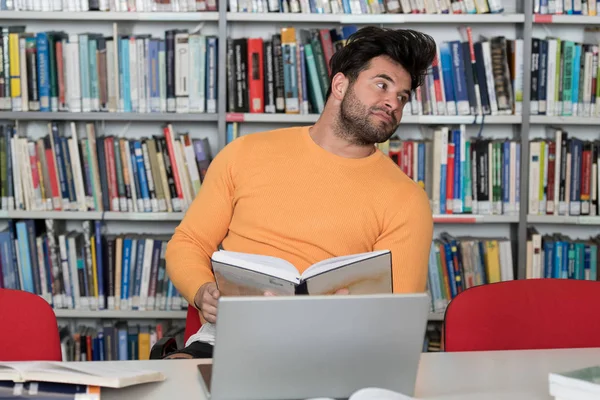 Retrato de inteligente estudiante caucásico —  Fotos de Stock