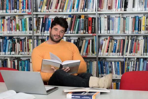 Ritratto di uno studente in una biblioteca — Foto Stock