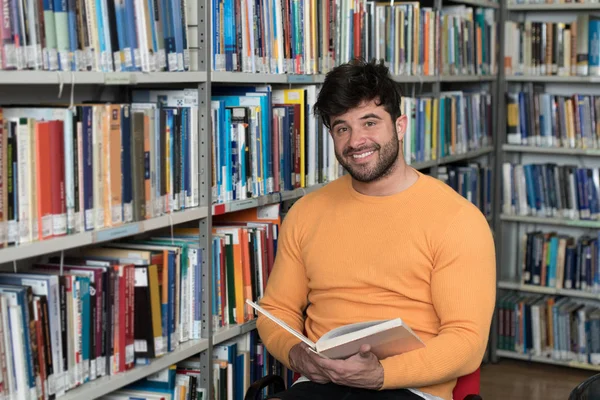 Aprendizagem de estudantes na biblioteca — Fotografia de Stock