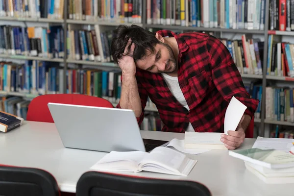 Estudante infeliz com muito para estudar — Fotografia de Stock