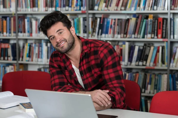 在笔记本电脑上工作的快乐男人 — 图库照片