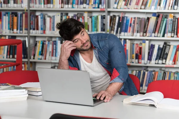 Hombre estudiante universitario estresado acerca de su tarea —  Fotos de Stock