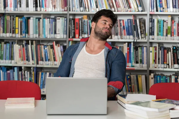 Estudante infeliz com muito para estudar — Fotografia de Stock