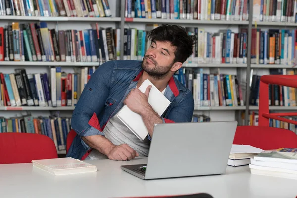 Confus étudiant masculin lisant de nombreux livres pour l'examen — Photo