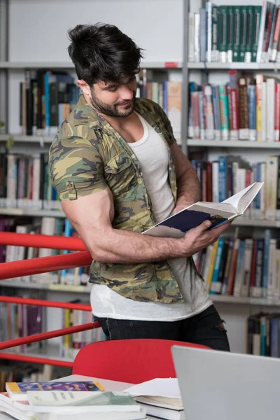 Студент колледжа в библиотеке — стоковое фото
