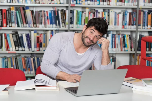 Щасливий чоловік працює на ноутбуці — стокове фото