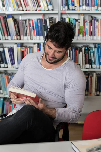 Studente universitario maschile stressato per i suoi compiti — Foto Stock