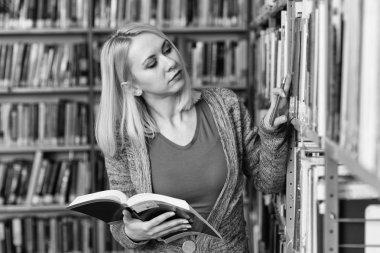 Kitaplığındaki kitap öğrenci okuma