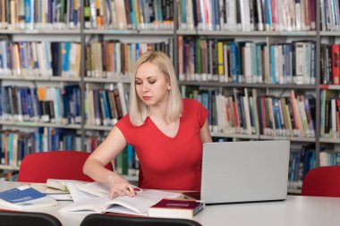 Kitaplığındaki kitap öğrenci okuma