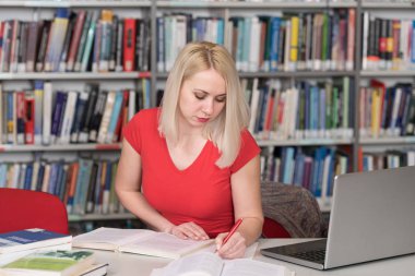 Üniversitede okuyan öğrenci