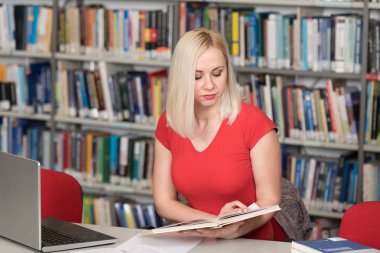 Üniversitede okuyan öğrenci