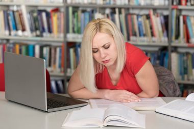 Onun ödev masasında öğrenci vurguladı