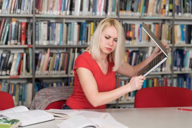 Sinirli öğrenci atmak onun Laptop