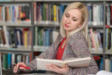 Kitaplığındaki kitap öğrenci okuma