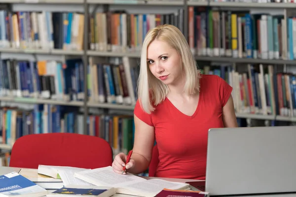 Student som studerar på College — Stockfoto