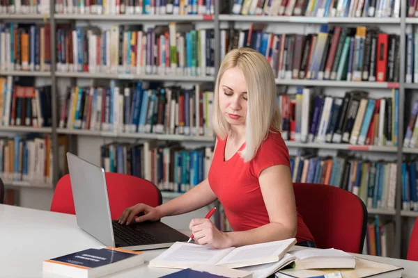 Ritratto di intelligente studente caucasico — Foto Stock