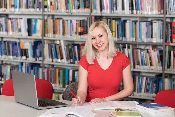 Retrato de un estudiante en una biblioteca —  Fotos de Stock