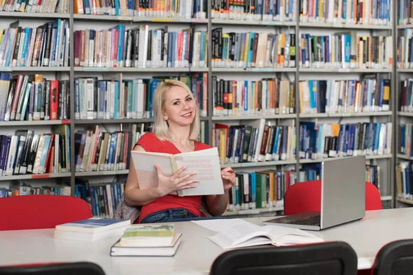 Apprentissage des étudiants en bibliothèque — Photo