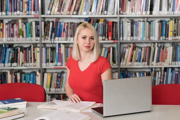 Jolie étudiante dans une bibliothèque — Photo