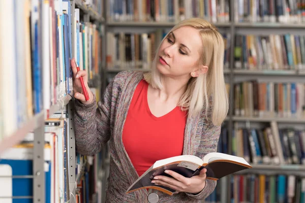 Porträtt av en student i ett bibliotek — Stockfoto