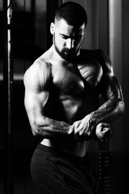 vücut geliştirmeci performans gösteren yan göğüs poz