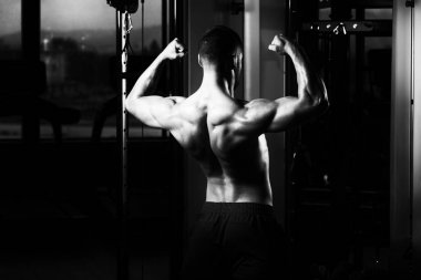 Spor salonunda güçlü duran