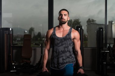 Adam tıp bacaklar egzersiz topları ile