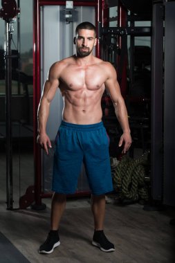 spor salonunda duran ciddi vücut geliştirmeci