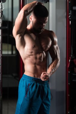 spor salonunda duran ciddi vücut geliştirmeci