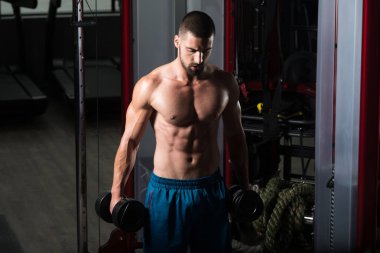 pazı dumbbells ile egzersiz vücut geliştirmeci