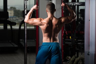 spor salonunda duran ciddi vücut geliştirmeci