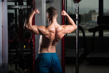 Spor salonunda güçlü duran