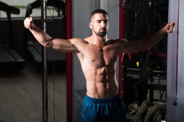 sağlıklı, kaslı, genç bir adam portresi