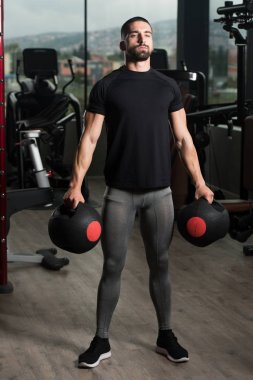Topu ağırlıkları elinde tutan adam uygun