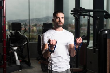 Çekme ipi elastik kablosuyla egzersiz pazı