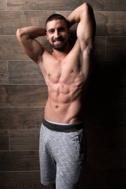 Duvarın yanında kasların esneme modeli