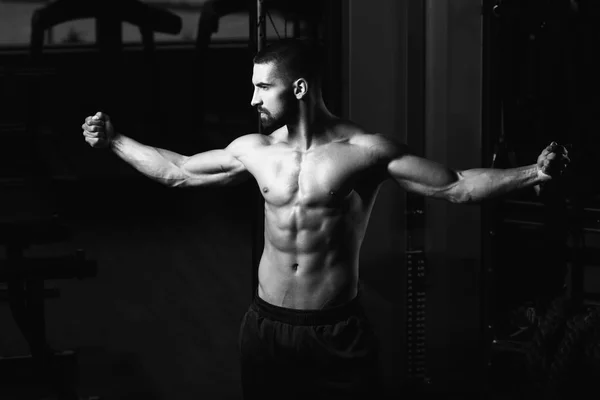 Retrato de un joven musculoso físicamente en forma — Foto de Stock